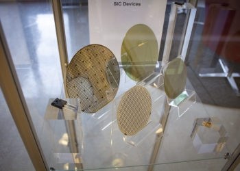 Detta är vad som driver Taiwans ekonomi. Så kallade "wafers" är tunna skivor av halvledarmaterial, oftast kisel, som används när man tillverkar integrerade kretsar och andra elektroniska komponenter. 
BILD. Joakim Rådström