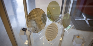 Detta är vad som driver Taiwans ekonomi. Så kallade "wafers" är tunna skivor av halvledarmaterial, oftast kisel, som används när man tillverkar integrerade kretsar och andra elektroniska komponenter. 
BILD. Joakim Rådström