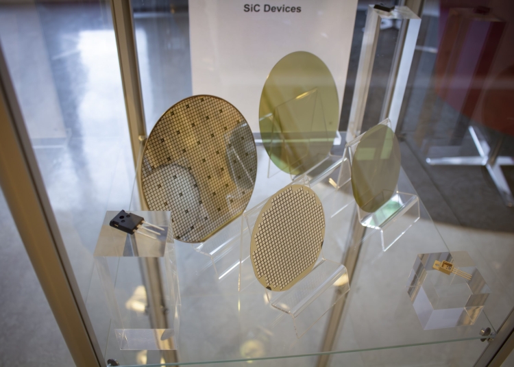 Detta är vad som driver Taiwans ekonomi. Så kallade "wafers" är tunna skivor av halvledarmaterial, oftast kisel, som används när man tillverkar integrerade kretsar och andra elektroniska komponenter. 
BILD. Joakim Rådström
