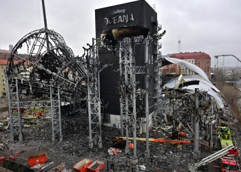 Den 26 februari går stora delar av Oceana upp i rök. En person omkommer.
BILD: Björn Larsson Rosvall / TT / Kod 9200