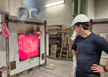 Brandprovning vid DBI, med Hjalte Bengtsson, doktorand vid DTU och huvudförfattare till en studie om reaktionen hos flerskiktade fönster vid brand. BILD: DBI/Brandogsikring.dk
