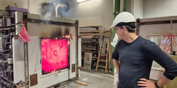 Brandprovning vid DBI, med Hjalte Bengtsson, doktorand vid DTU och huvudförfattare till en studie om reaktionen hos flerskiktade fönster vid brand. BILD: DBI/Brandogsikring.dk