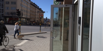 Även utåtgående utrymningsdörrar kan orsaka problem, till exempel om de öppnas ut mot en gata. BILD: Anna Fagerström, BSL.