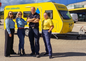 Samverkan när den är som bäst: Charlotta Kutsomihas och Almina Catic från Brandskyddsföreningen Väst, Mats Brodén från räddningstjänsten i Uddevalla och Elisabeth Nilsson, driftledare kundservice på Ikea Uddevalla.
BILD: Bodil Ferm