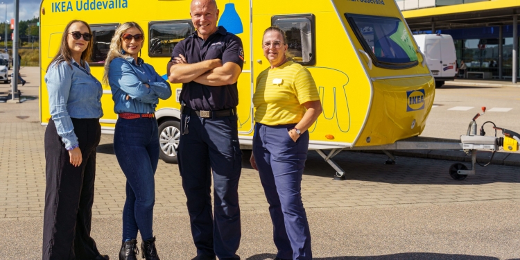 Samverkan när den är som bäst: Charlotta Kutsomihas och Almina Catic från Brandskyddsföreningen Väst, Mats Brodén från räddningstjänsten i Uddevalla och Elisabeth Nilsson, driftledare kundservice på Ikea Uddevalla.
BILD: Bodil Ferm