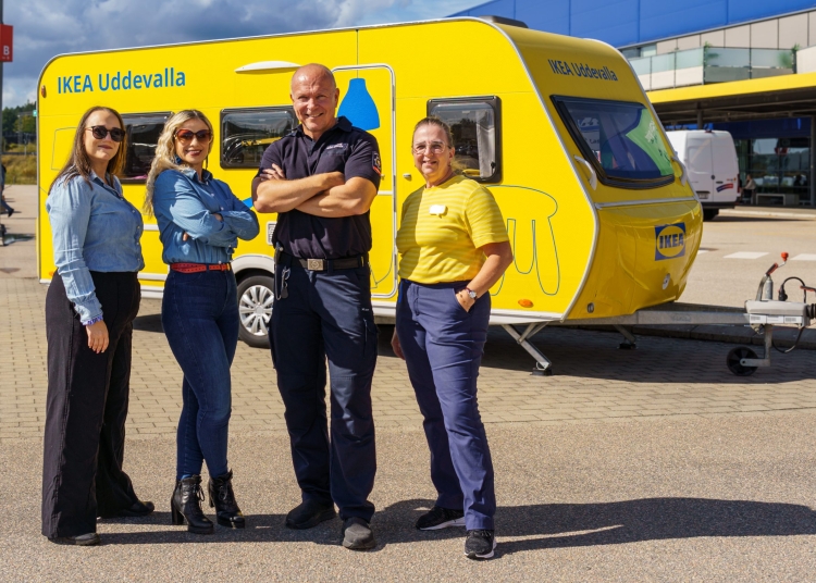 Samverkan när den är som bäst: Charlotta Kutsomihas och Almina Catic från Brandskyddsföreningen Väst, Mats Brodén från räddningstjänsten i Uddevalla och Elisabeth Nilsson, driftledare kundservice på Ikea Uddevalla.
BILD: Bodil Ferm