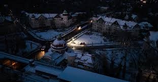 Vänsterextrem grupp misstänks för attentat mot Berlins elnät i januari 2026. Tiotusentals hushåll drabbades av strömavbrott.