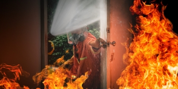 Två personer dog i bränder i Älvsjö och Kristianstad inom ett dygn. Båda utreds av polis. Inga brandorsaker ännu fastställda.