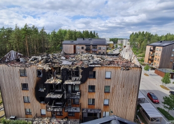 Storbrand i Upplands-Bro visar risker med träfasad, balkonger och brandtester – nya krav kan stärka brandsäkerheten.